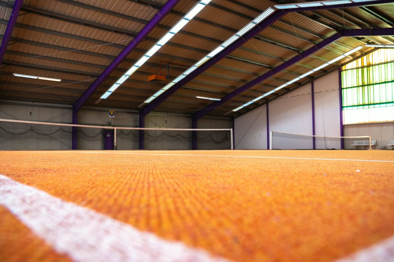 Nahaufnahme des Textilbelags mit Granulat in der Tennishalle des Post-SV Ulm