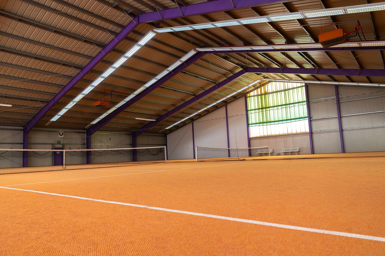Dachkonstruktion der Tennishalle des Post-SV Ulm mit Lichtbändern über den Plätzen
