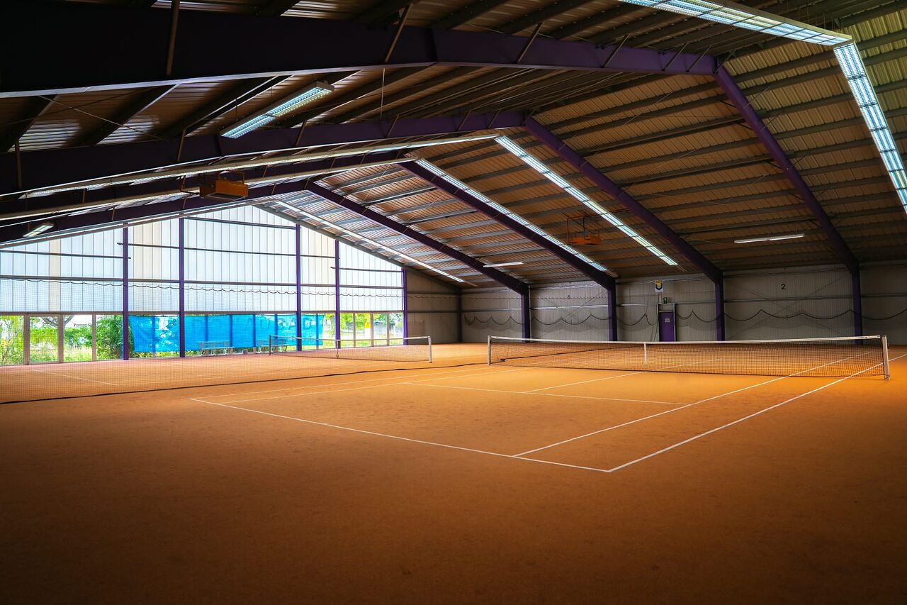 Tennishalle des Post-SV Ulm mit beiden Hallenplätzen, Textilbelag und hellen Lichtbändern